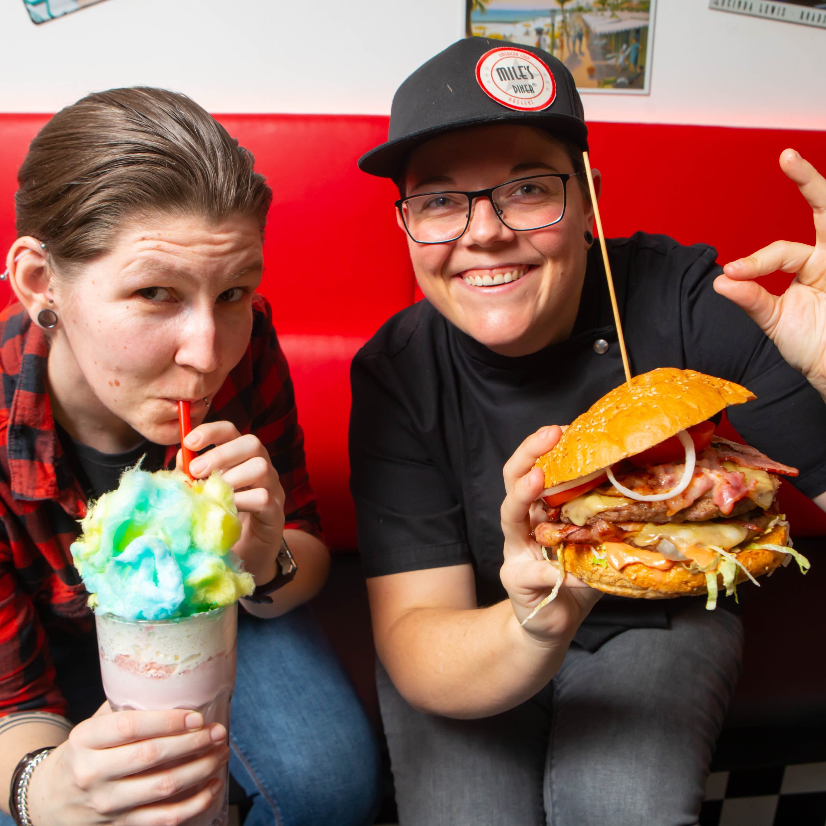 Julia und Patricia stilecht mit Milkshake und Burger.