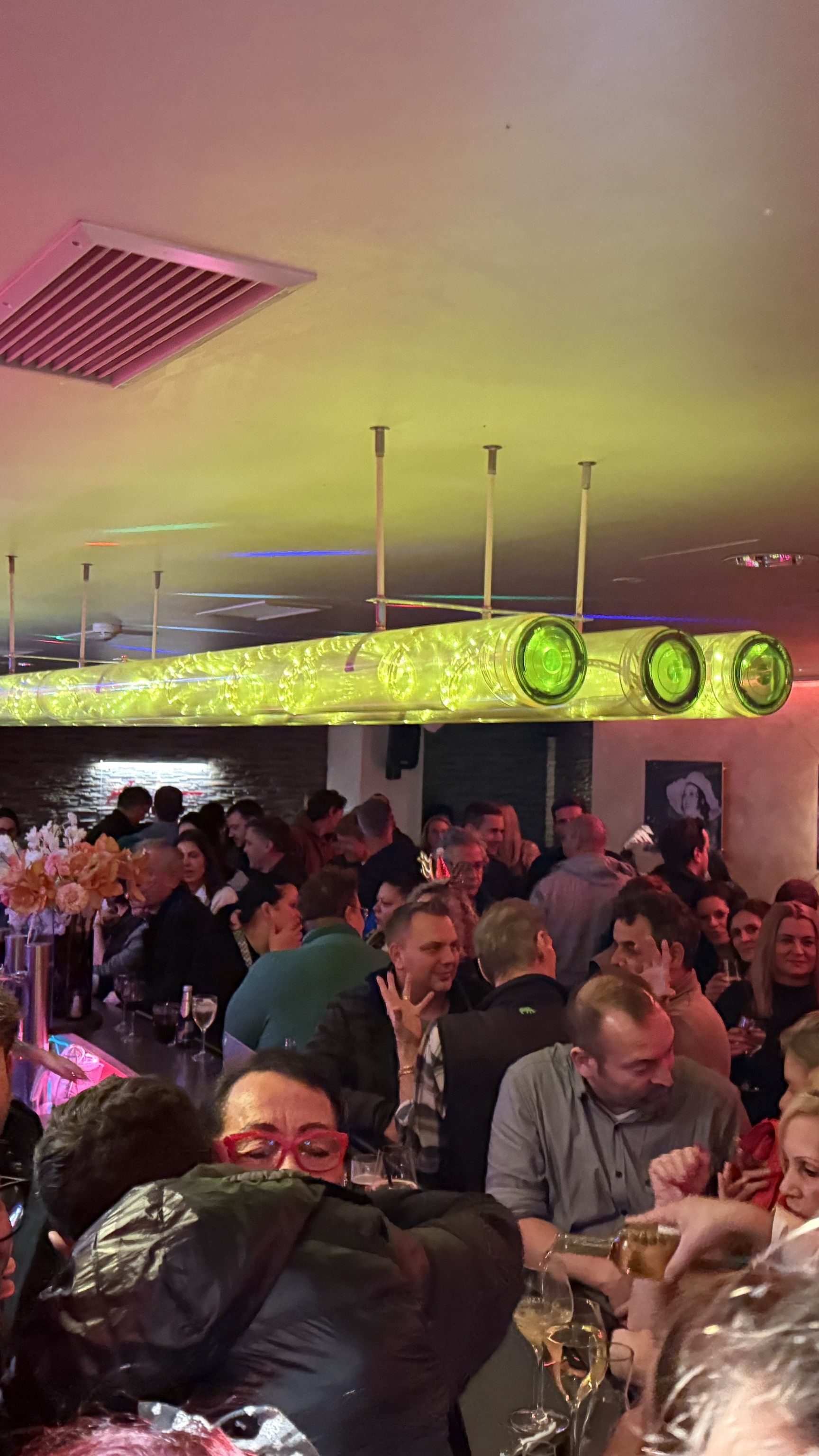 Schon vor 22.30 Uhr drängten sich die Gäste dicht an dicht in der Anette Bar: Am letzten Abend war das Kultlokal in Bregenz vollständig gefüllt.